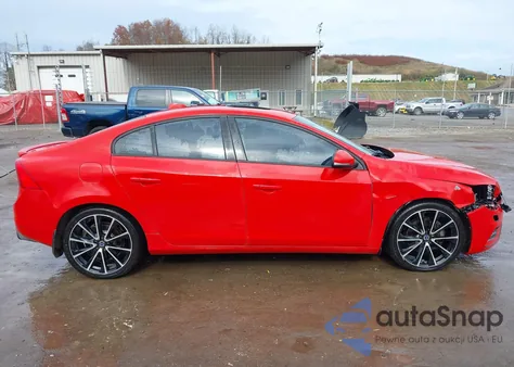 2017 Volvo S60 T5 Dynamic z USA, uszkodzony, nr VIN YV140MTL8H2429055